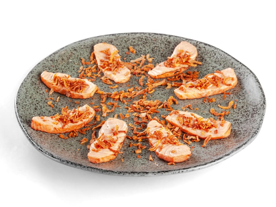 Sashimi Salmão Maçaricado com Cebola Crispy